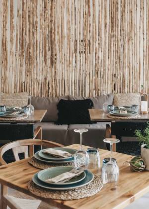 Gemütliches Interieur des Barefoot Restaurants auf Mallorca mit stilvoll gedeckten Tischen und natürlichem Dekor