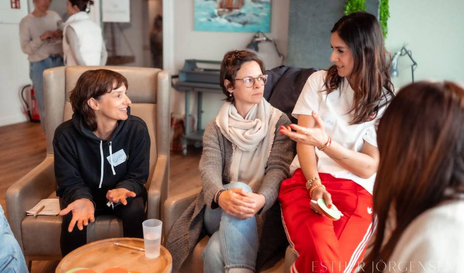 Kleine Gruppe von Frauen im Austausch während einer interaktiven Session