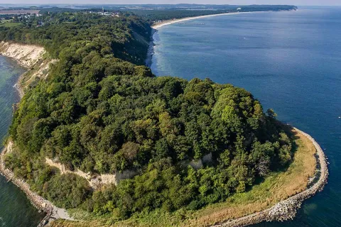 Luftaufnahme vom Kap Nordperd bei Göhren auf Rügen mit Steilküste, Wald und Blick über die Ostsee.