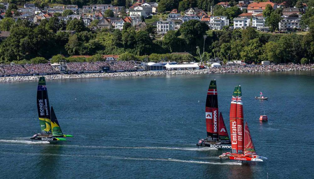 Drei Segelschiffe der Teilnehmenden Schiffe der SailGP auf der Ostsee vor der Küste von Rügen.