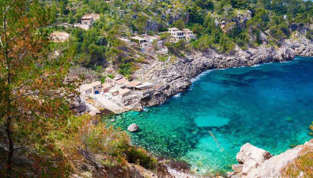 Blick auf die Bucht Cala Deià auf Mallorca.