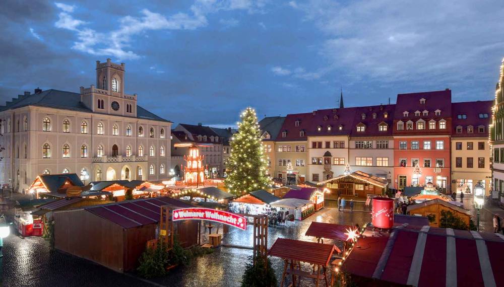 Beleuchteter Weihnachtsmarkt in Weimar vor dem Rathaus.