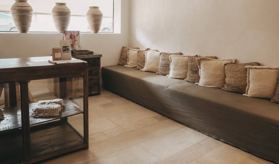 Cozy lounge area with several cushions and a small table in the wellness area of ​​the Barefoot Hotel Mallorca.