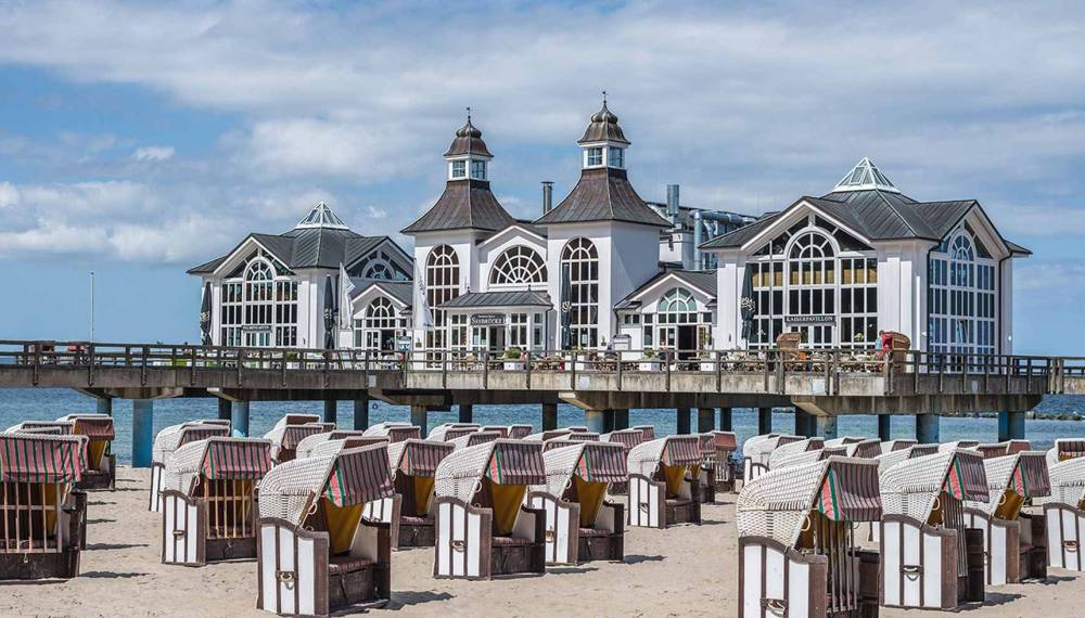 Seebrücke Sellin mit Strandkörben am Ostseestrand auf Rügen.