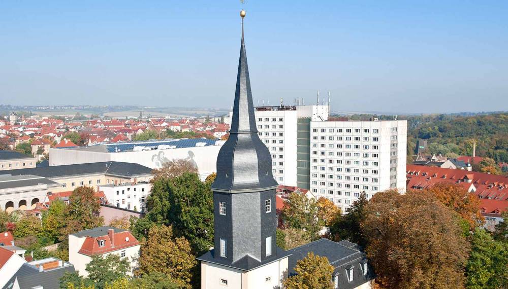Panorama über die historische Altstadt von Weimar mit Kirchturm, roten Dächern und Blick über die Stadt