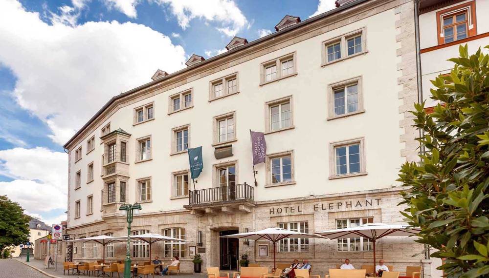 Außenansicht des Hotel Elephant Weimar inmitten der Altstadt.