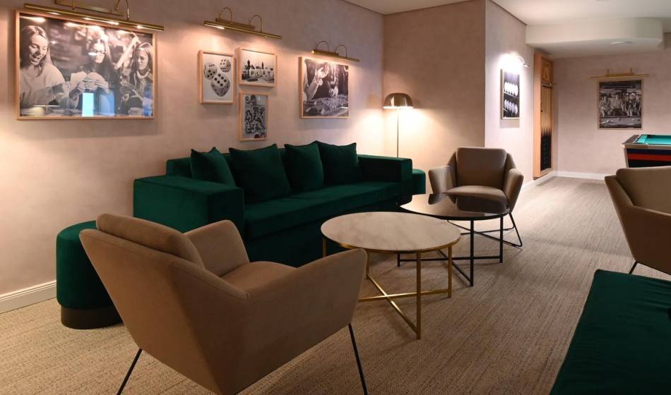 Elegant lounge area in the Vju Hotel on Rügen with comfortable seating and decorative wall design for relaxed breaks.