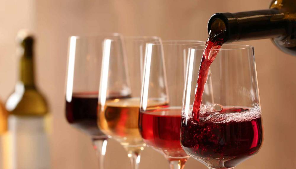Vier Gläser mit verschiedenen Weinsorten befüllt, beim Weinfest in Weimar. © Adobe Stock, New Africa