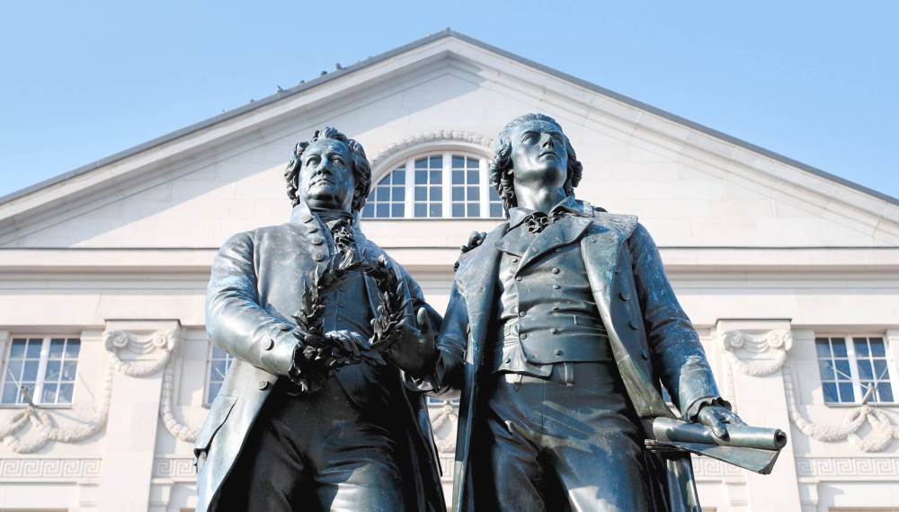 Berühmtes Goethe-Schiller-Denkmal in Weimar, mit dem Deutschen Nationaltheater im Hintergrund