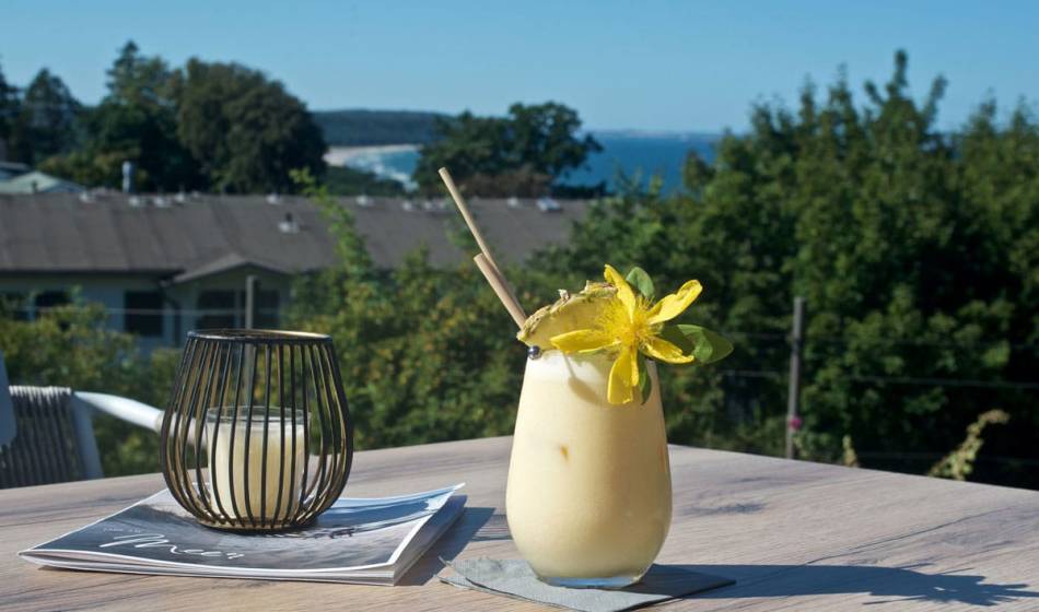 A cocktail with exotic flowers on the Seeblick-Terrasse of the Vju Hotel on Rügen.