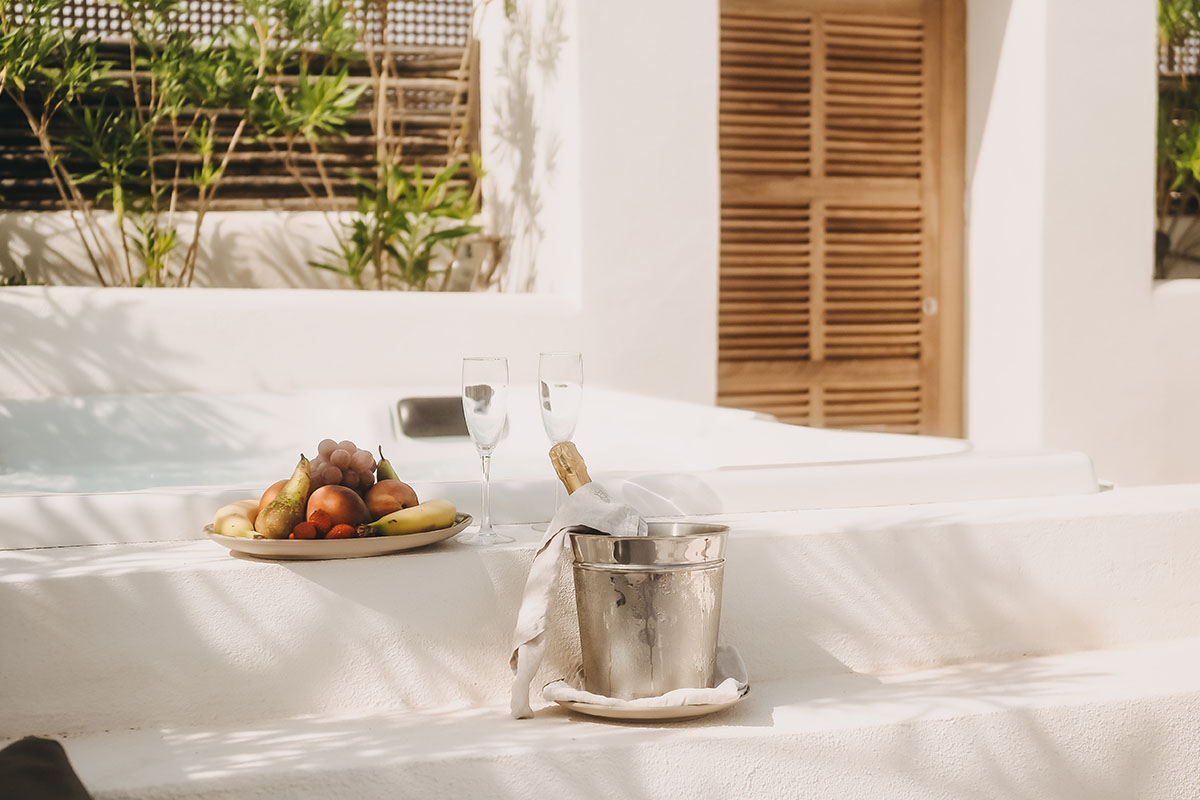 Private whirlpool in the Pequeña Suite of the Barefoot Hotel Mallorca with champagne, glasses and fresh fruit.