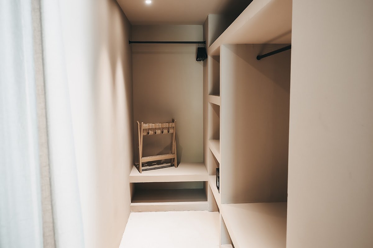 Open dressing area in the Patio suite at the Barefoot Hotel on Mallorca with shelves, clothes rail and bright design