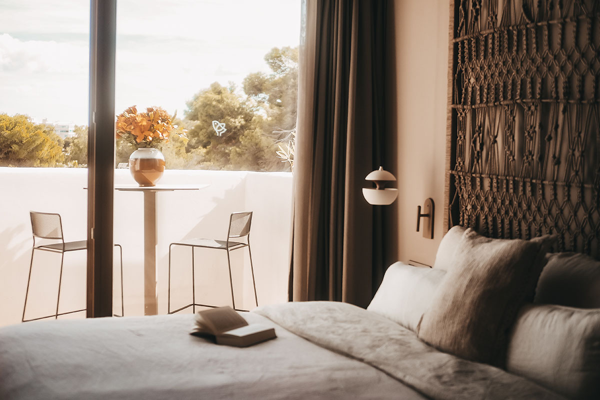 Suite in the Barefoot Hotel Mallorca with balcony and views of the Mediterranean surroundings and the sea.