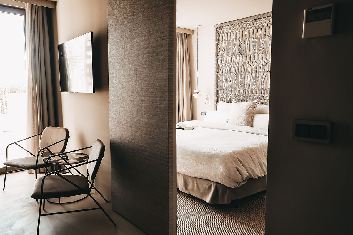 View of a Lado Campo suite with stylish bedroom and cozy seating area at the Barefoot Hotel on Mallorca.