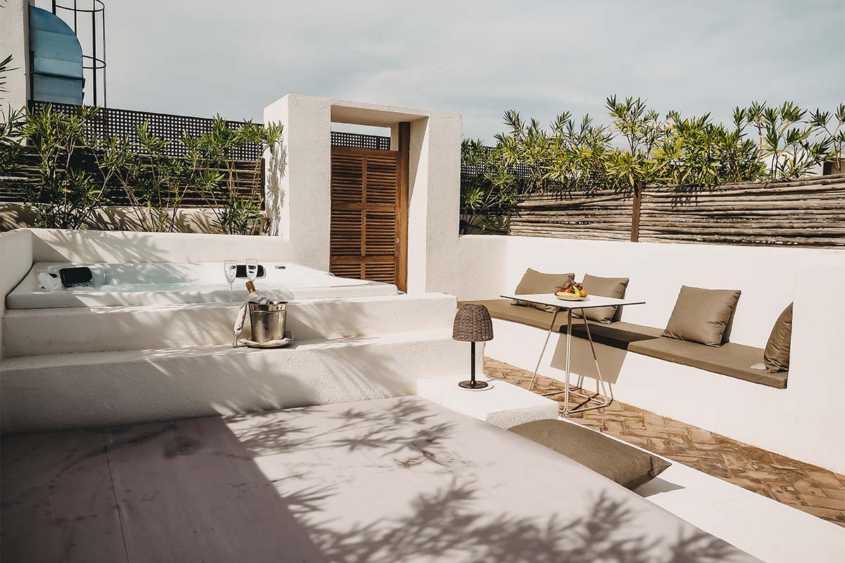 Private outdoor area with whirlpool, seating and table on the terrace of a suite at the Barefoot Hotel Mallorca.