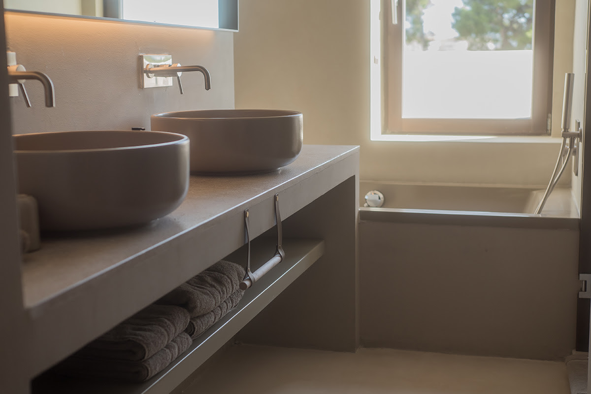 Bright bathroom with modern bathtub and double washbasin in the suite of the Barefoot Hotel Mallorca.