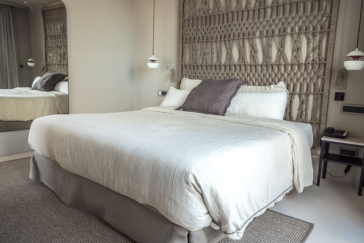 Bedroom with inviting bed and harmonious details in the suite of the Barefoot Hotel Mallorca.