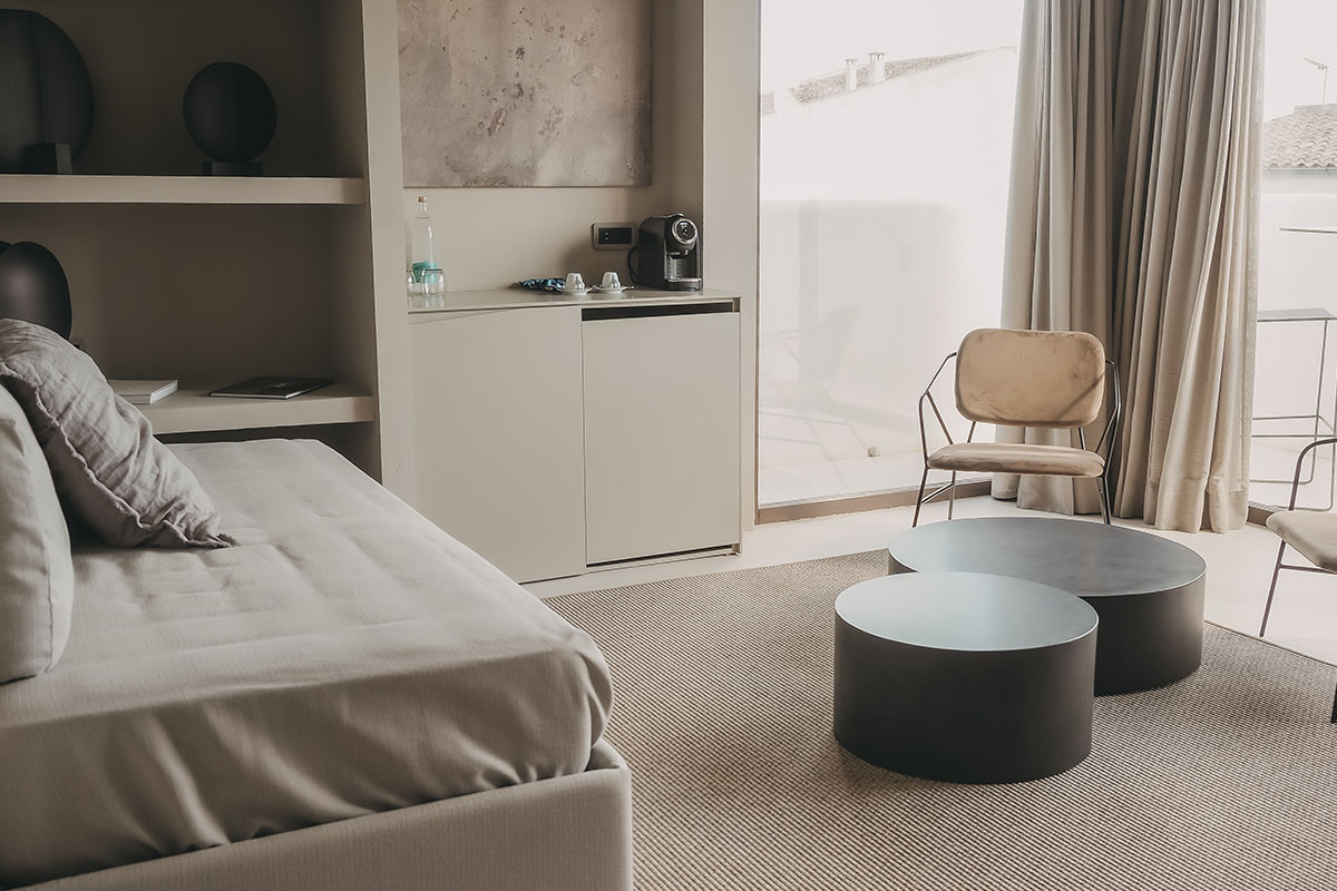Tastefully decorated seating area with minimalist furniture and a cozy atmosphere at the Barefoot Hotel on Mallorca.