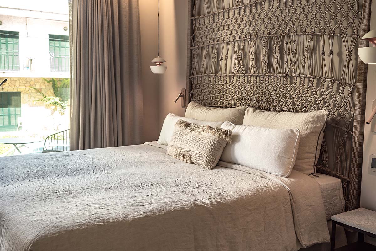 Comfort double room Puerto at the Barefoot Hotel Mallorca with large bed, handmade headboard and cozy atmosphere