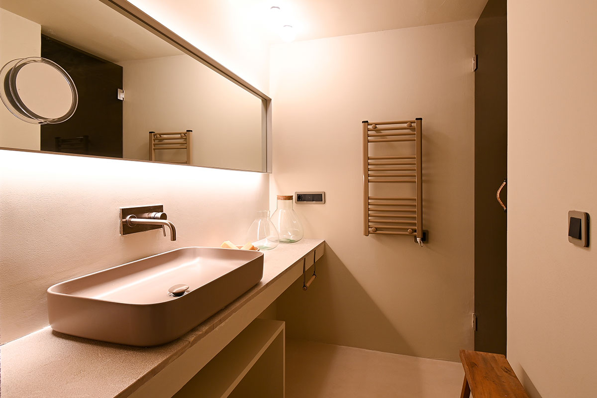 Modern bathroom in the double room Mar at the Barefoot Hotel Mallorca with washbasin, large mirror and elegant details.