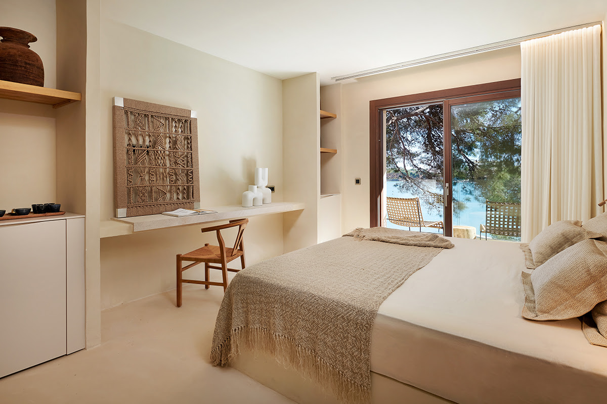 Double room Mar with modern design, comfortable bed, private terrace and panoramic sea view at Barefoot Hotel Mallorca