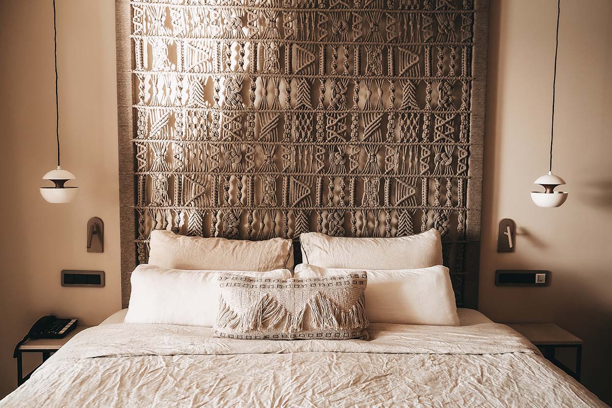 Sleeping area in the Mar double room at the Barefoot Hotel Mallorca with large bed, decorative headboard and elegant lighting.