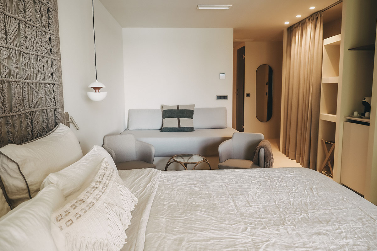 Bright seating area with sofa and armchairs in the stylish Mar double room at the Barefoot Hotel on Mallorca.