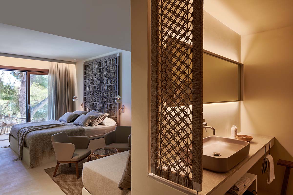 Room view of the double room Mar at the Barefoot Hotel Mallorca with comfortable double bed, seating area and stylish bathroom