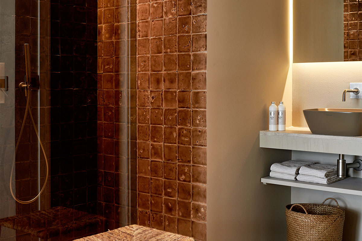 Modern shower with elegant details and wash area in the Deluxe Double Room Oasis at the Barefoot Hotel on Mallorca.
