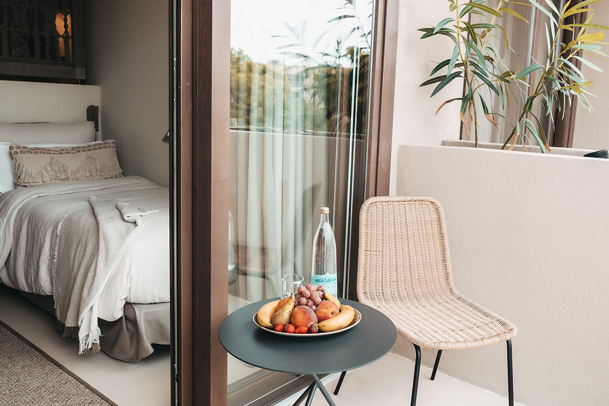 Balcony of the cozy hotel room Dormitorio with seating and snacks at Barefoot Hotel Mallorca.