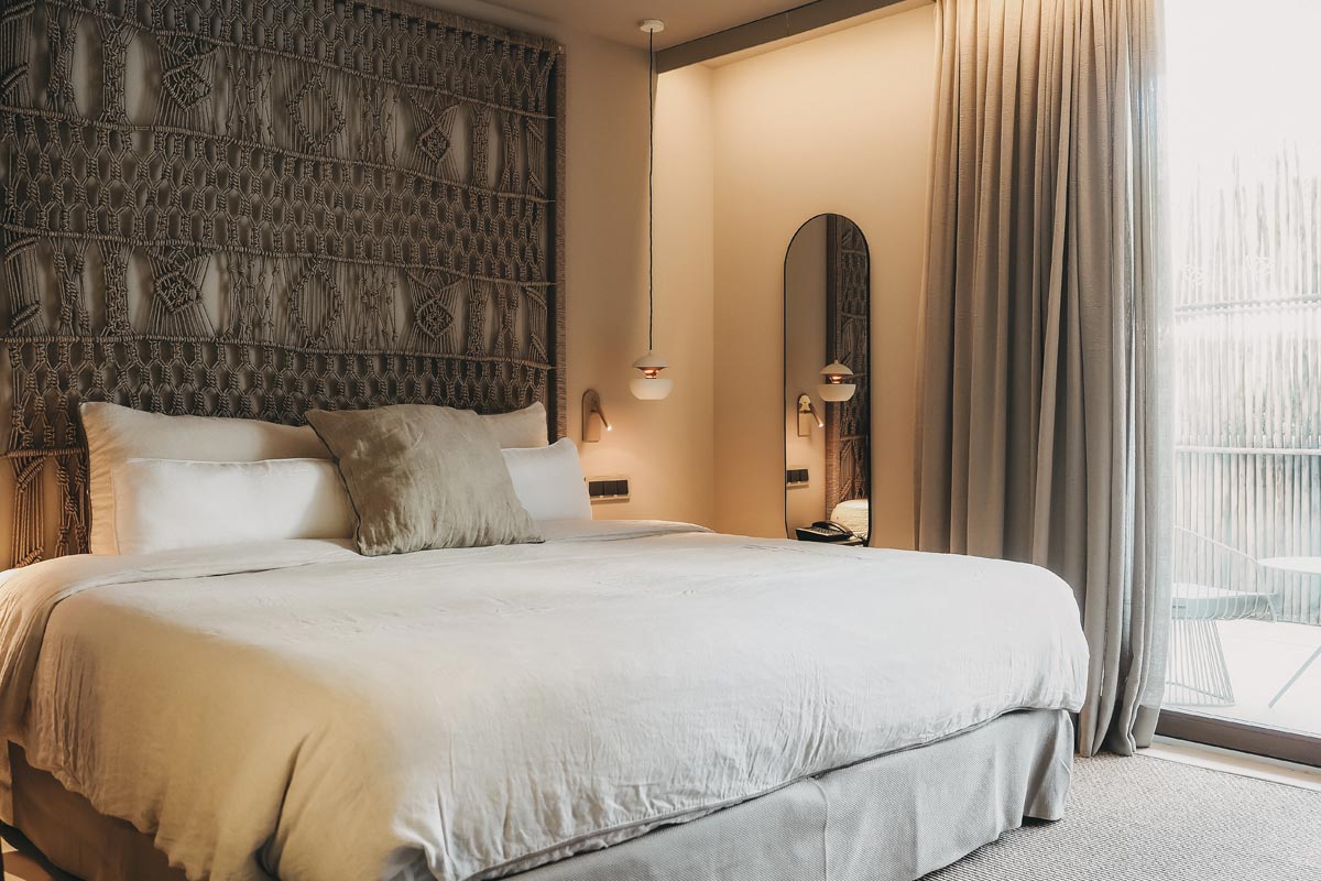 An inviting place to sleep in the Pino room at the Barefoot Hotel Mallorca, with soft pillows and a stylish ambience.