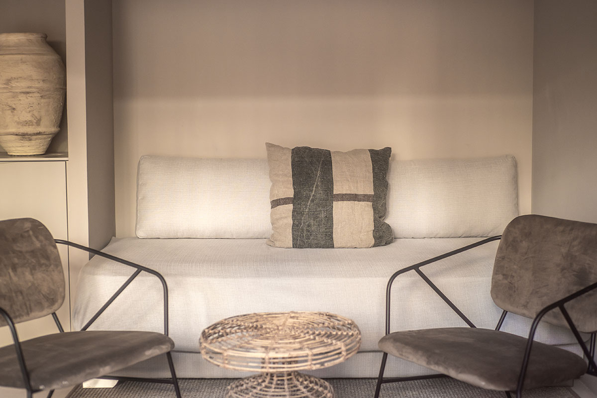 Cozy sitting area in the Pueblo room of the Barefoot Hotel Mallorca with sofa and modern armchairs.