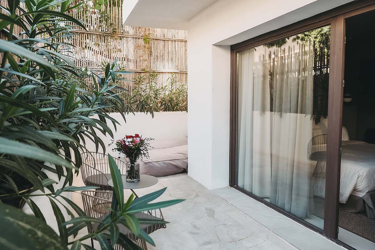 Private terrace in the Pueblo room of the Barefoot Hotel Mallorca with decoration, flowers and lots of greenery.