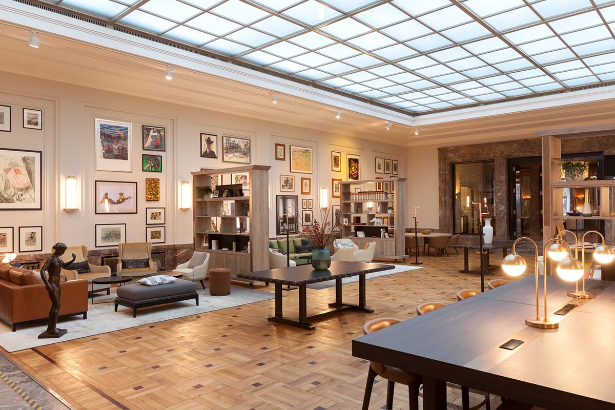 Einladende Lounge im Hotel Elephant Weimar mit modernen Möbeln und stilvollen Details für gemütliche Stunden im Urlaub.