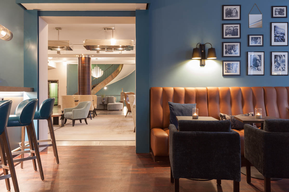 Modern bar with cozy furnishings and an inviting atmosphere at the Hotel Elephant Weimar.