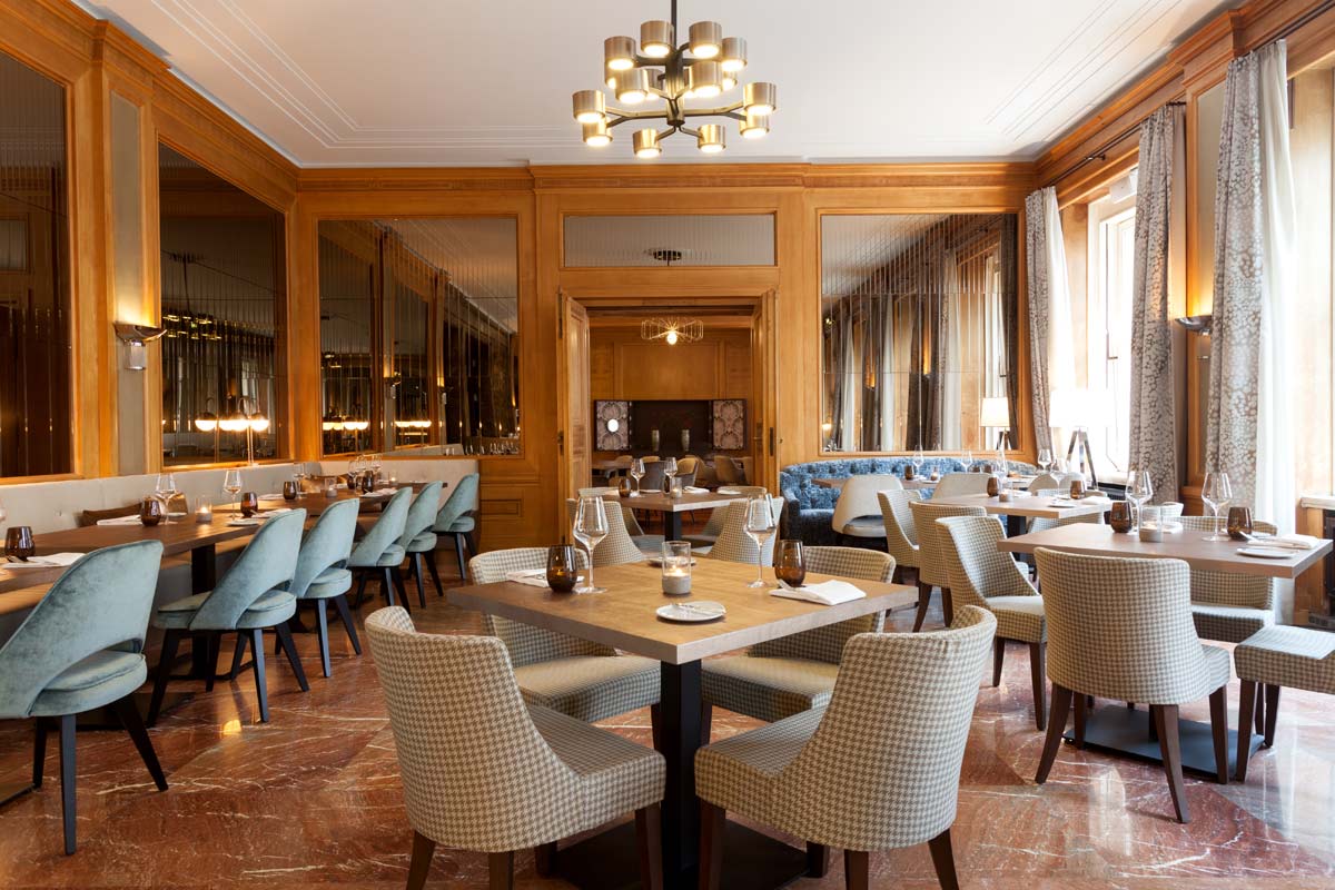 Restaurant in the Hotel Elephant Weimar with stylish tables, comfortable chairs and elegant furnishings.