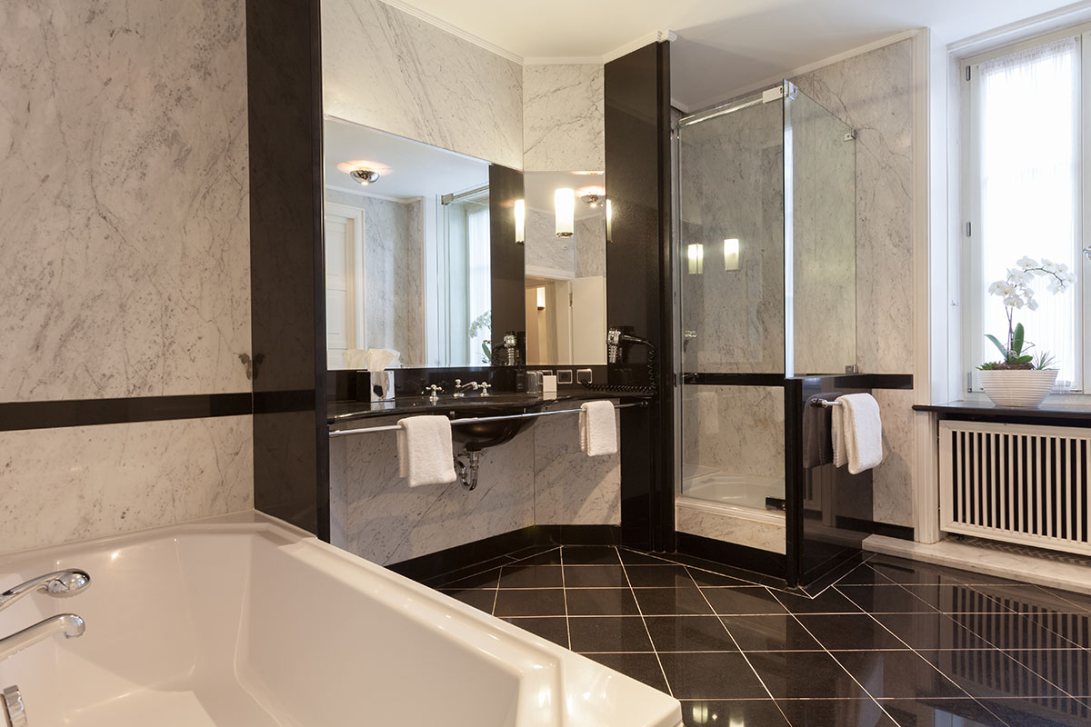 High-quality bathroom in the Thomas Mann Suite at the Hotel Elephant Weimar with luxurious shower, marble design and plenty of natural light.