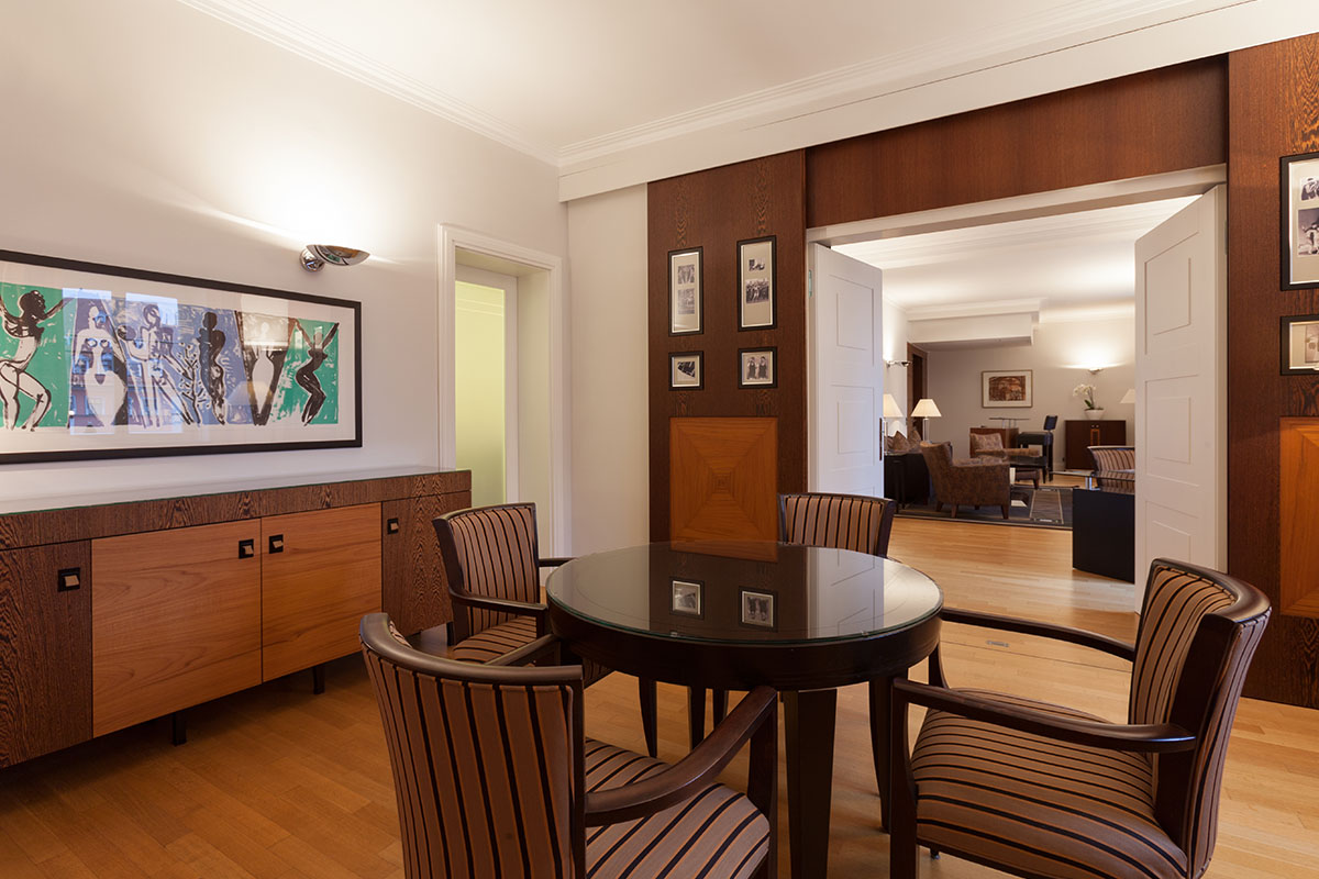 Dining area in the Thomas Mann Suite, ideal for private meals and relaxed dinners at the Hotel Elephant Weimar.