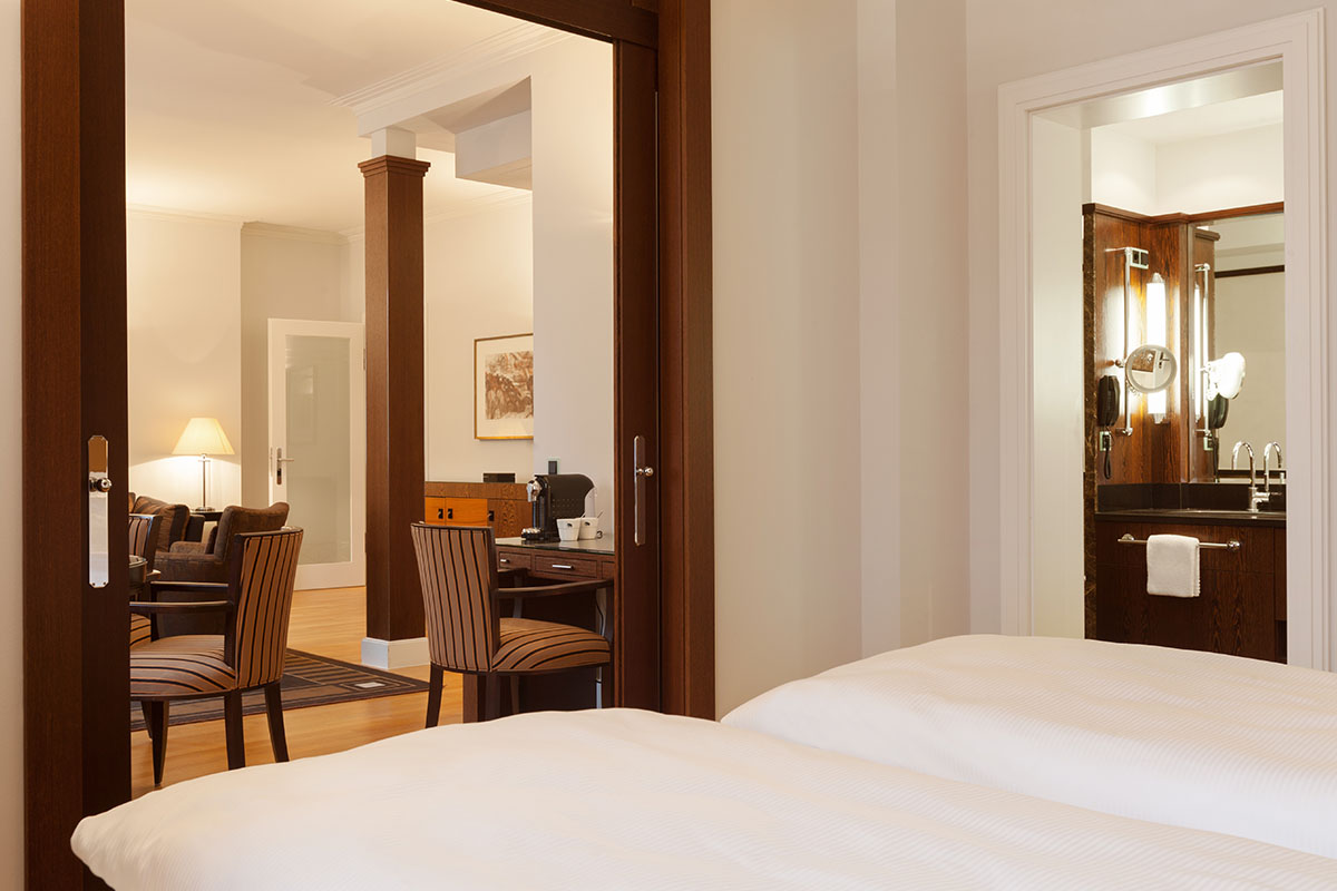 Tasteful design with a flowing transition between rooms in the Thomas Mann Suite in the Hotel Elephant.