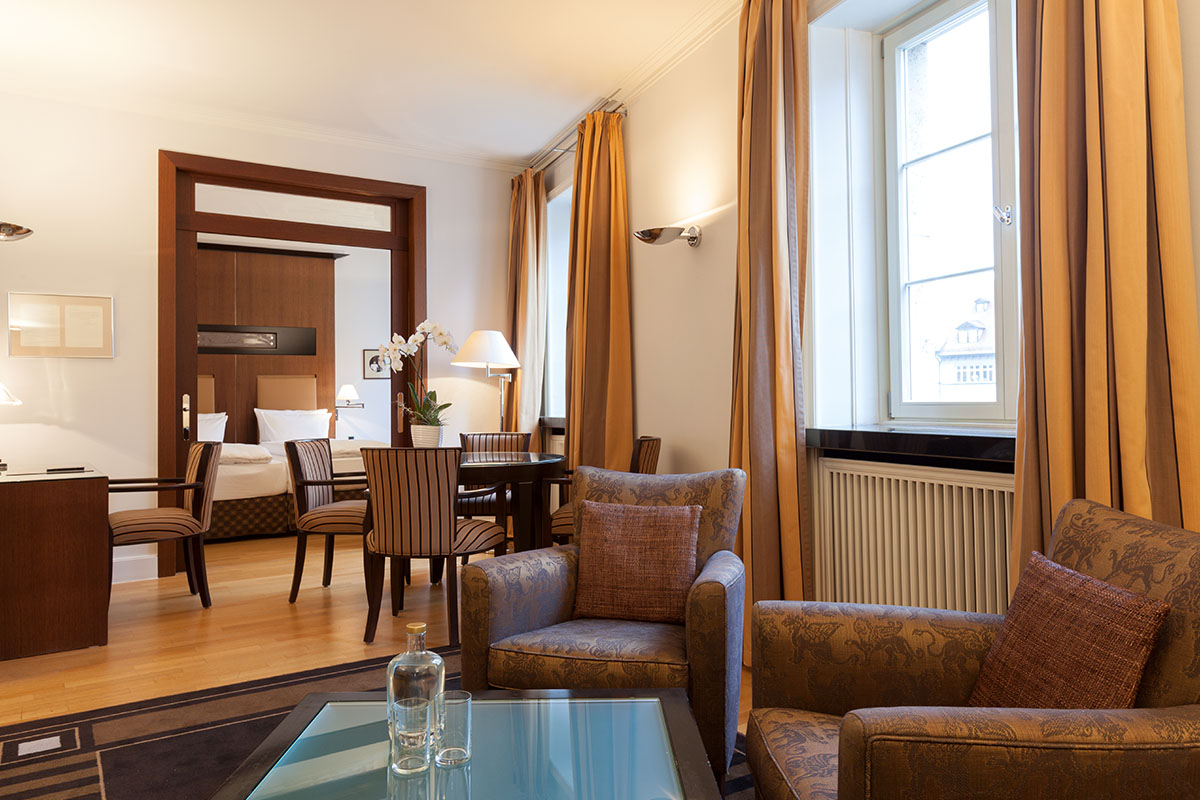 Elegant seating area with comfortable armchairs and a coffee table in the Thomas Mann Suite at the Hotel Elephant Weimar.