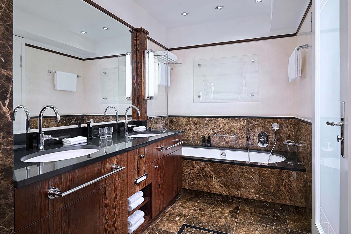 Badezimmer der Walter-Gropius-Suite im Hotel Elephant Weimar mit moderner Ausstattung, Marmorelementen und großer Badewanne.