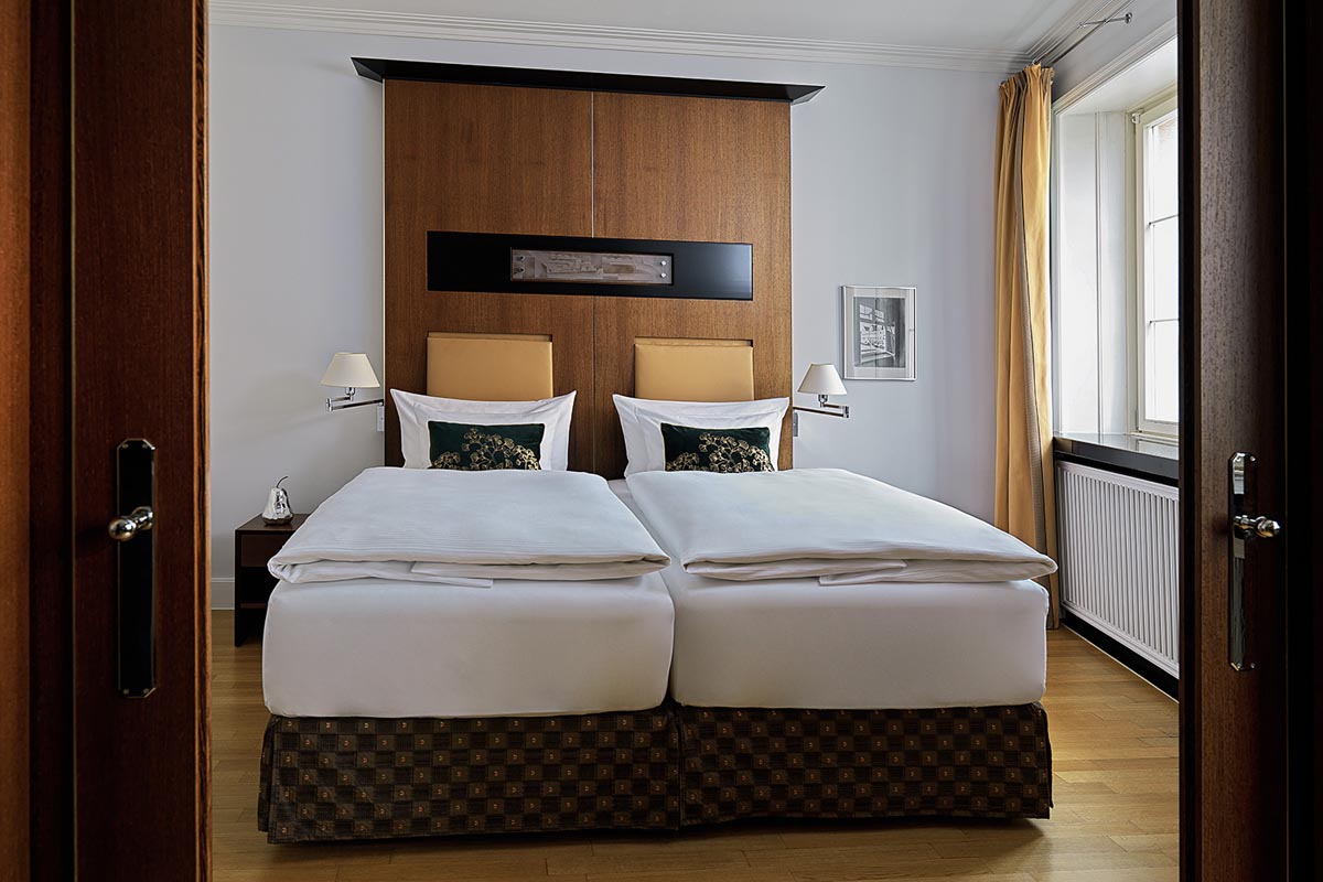 Komfortables Doppelbett im Schlafzimmer der Walter-Gropius-Suite im Hotel Elephant Weimar mit edler Einrichtung.