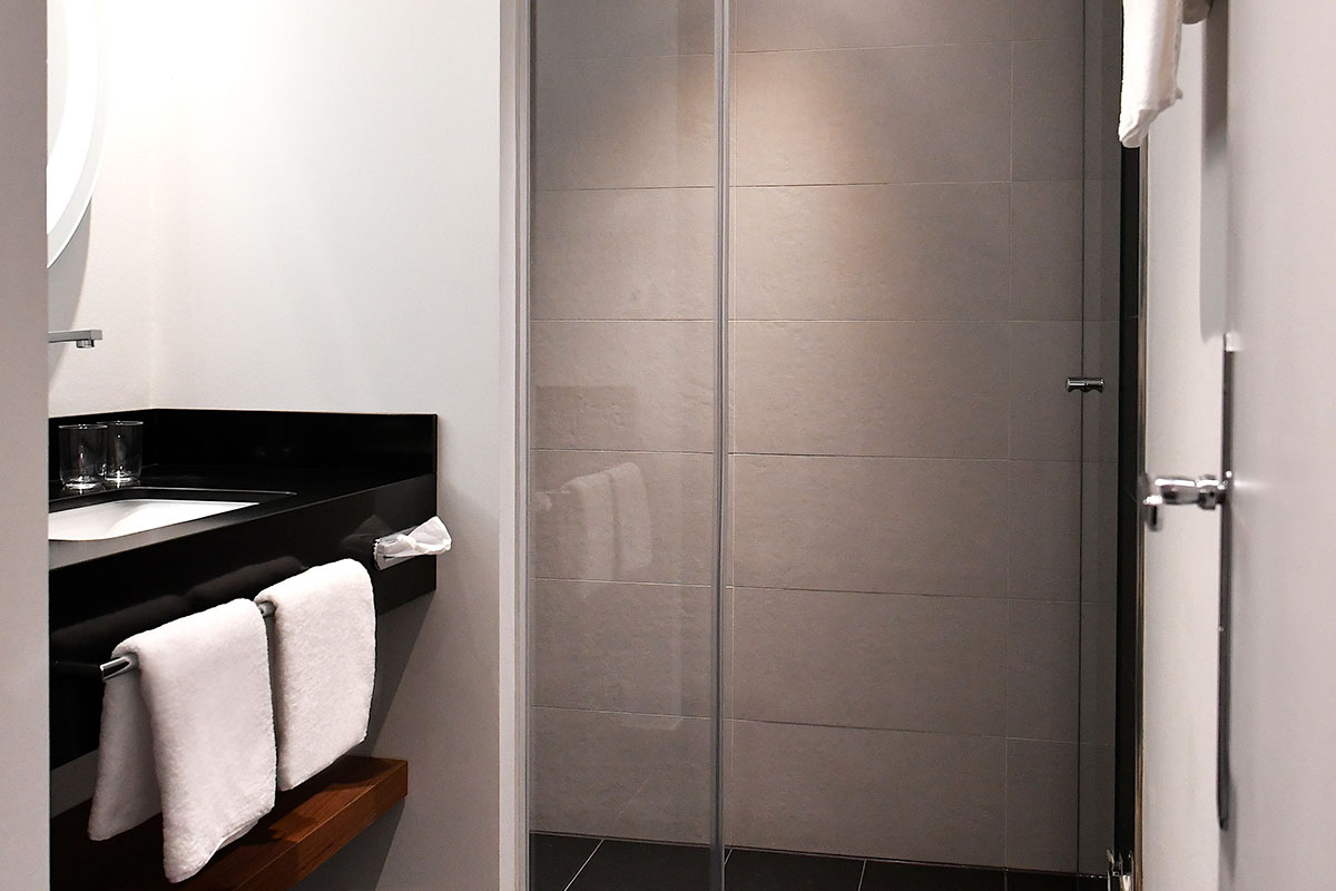 Modernes Badezimmer mit stilvoller Dusche im Classic-Zimmer des Hotel Elephant Weimar, ideal für entspannte Momente.