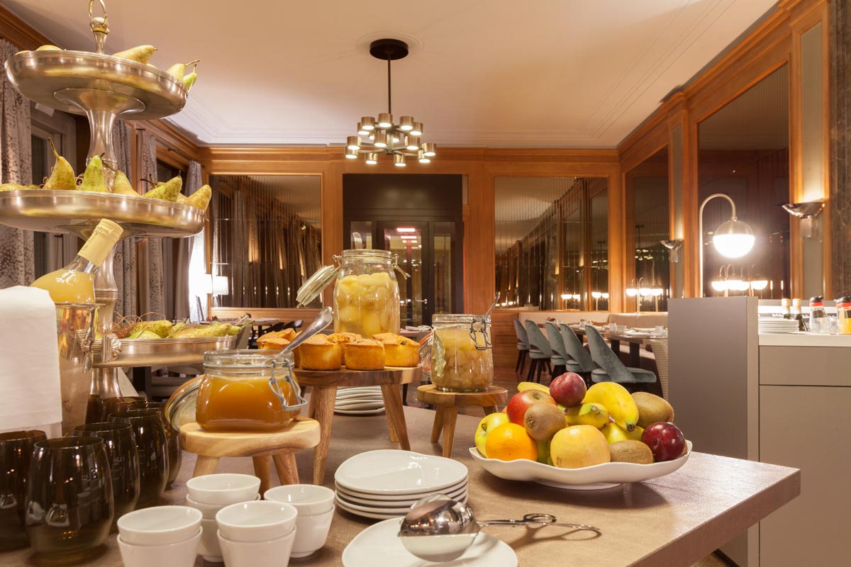 Reichhaltiges Frühstücksbuffet im Hotel Elephant Weimar mit frischem Obst, Gebäck und Säften mit einladendem Ambiente.