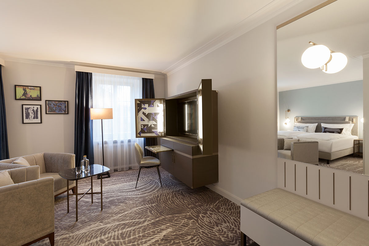 Seating area in the Grand Deluxe room of the Hotel Elephant Weimar with armchairs, coffee table and elegant decoration.