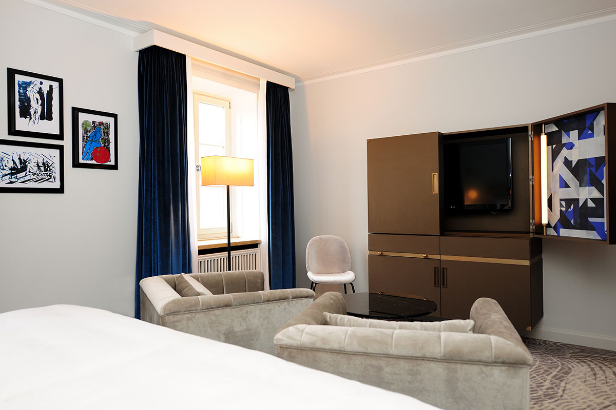 Cozy seating area in the Grand Deluxe room of the Hotel Elephant Weimar, perfect for relaxing and unwinding.