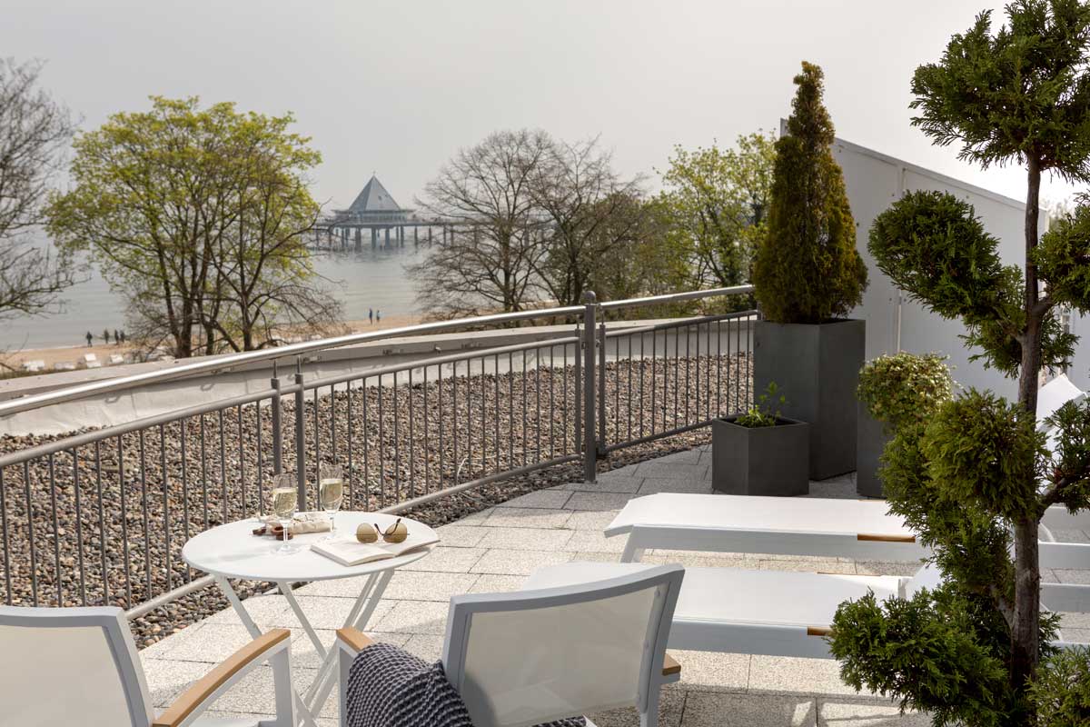 Terrasse der Kaisersuite mit Sitzgruppe und Meerblick auf die Ostsee und die Seebrücke von Heringsdorf im Hotel Kaiserhof.