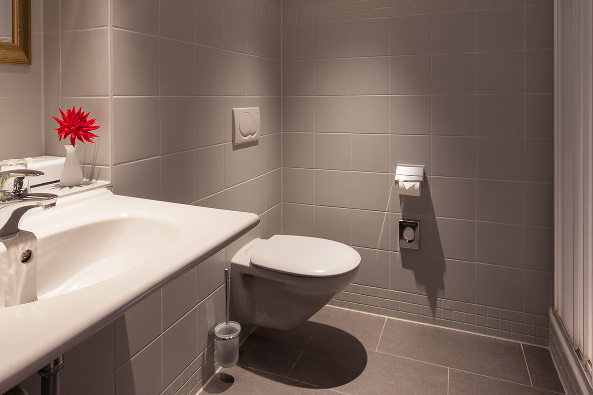 Badezimmer des Einzelzimmers mit moderner Ausstattung, Waschbecken und WC im Hotel Kaiserhof Heringsdorf auf Usedom.