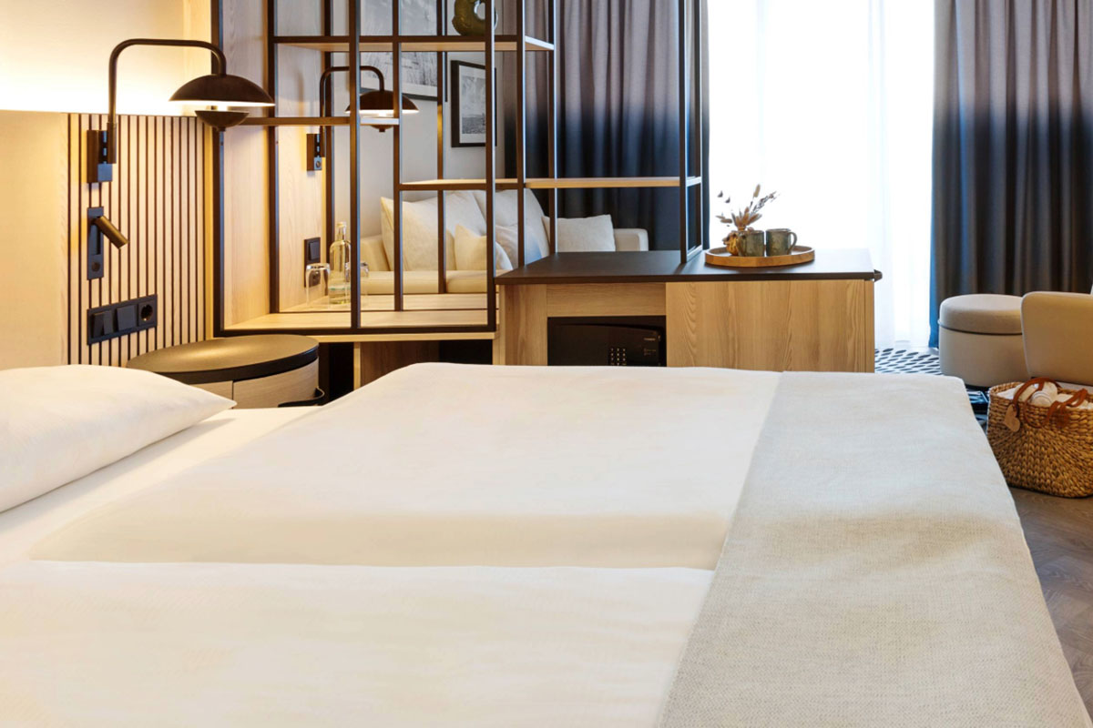 Stilvoll eingerichtetes Deluxe-Doppelzimmer mit Ostseeblick und gemütlichem Ambiente im Hotel Kaiserhof Heringsdorf.