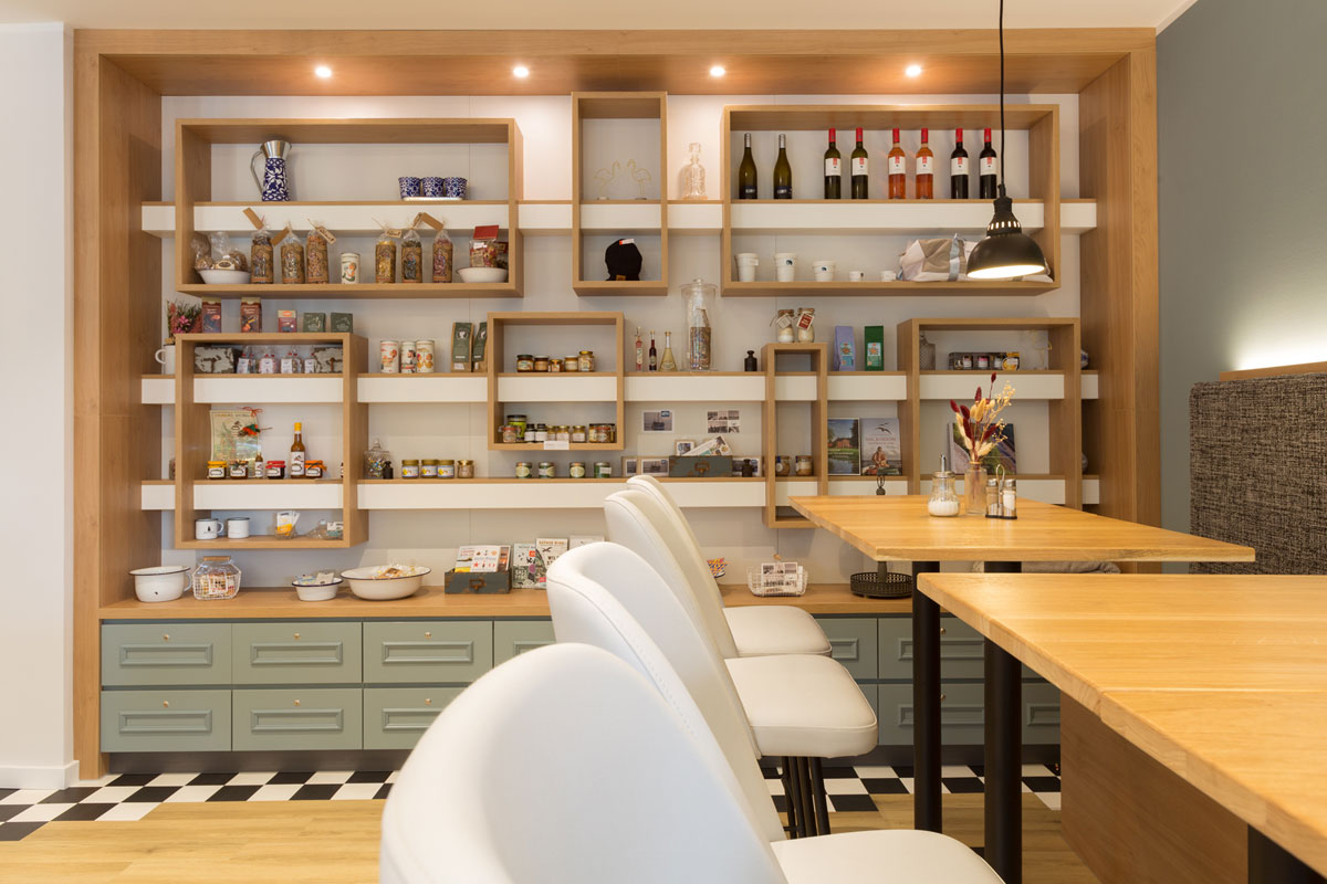 Shop in the Koopmanns Hotel with shelves full of regional products, delicatessen, souvenirs and wines.